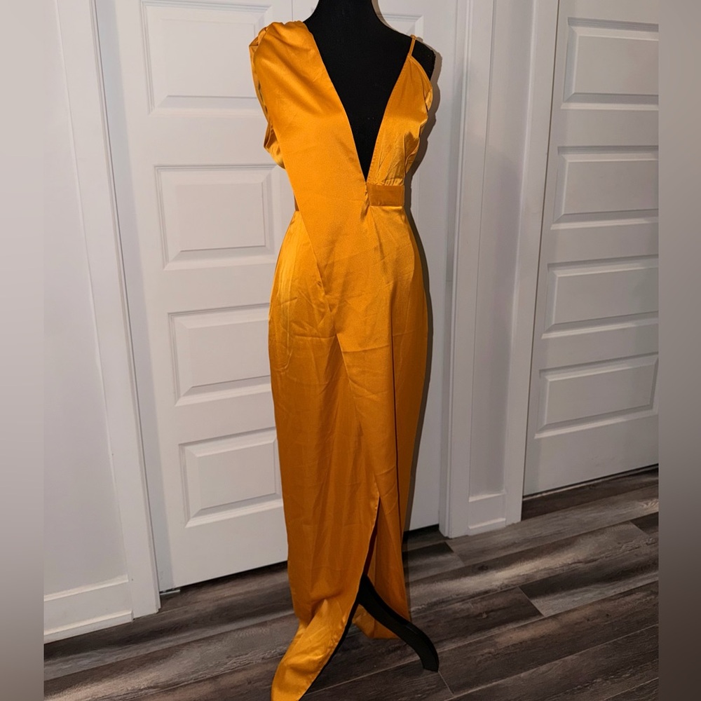 💛 PrettyLittleThing Mustard Satin One-Shoulder Maxi Dress – NWT 💛